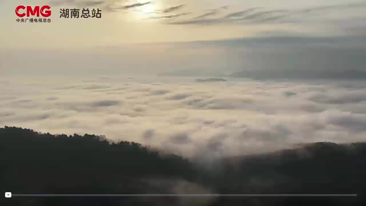 雨后平流雾缠绕 古建筑秒变悬浮秘境