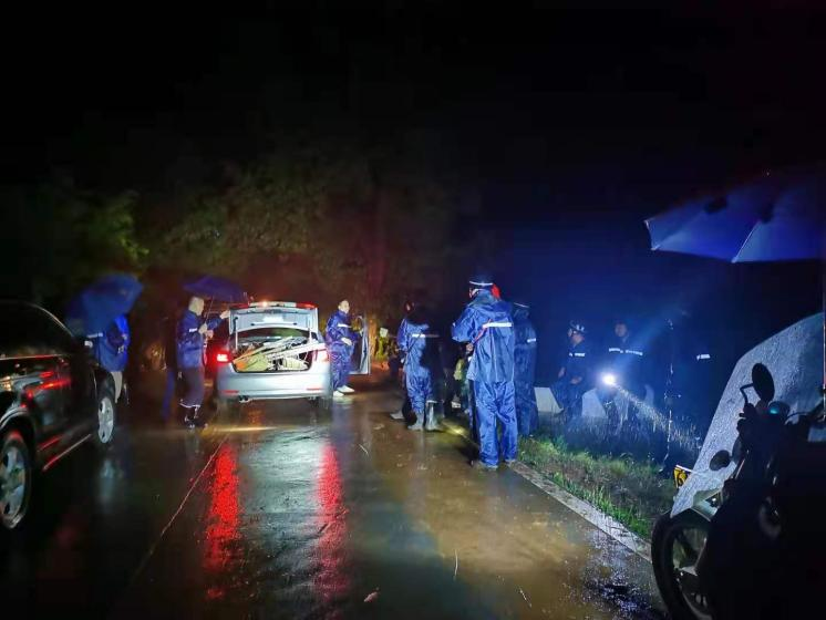 防汛： 黄沙坪街道干部全力抢险