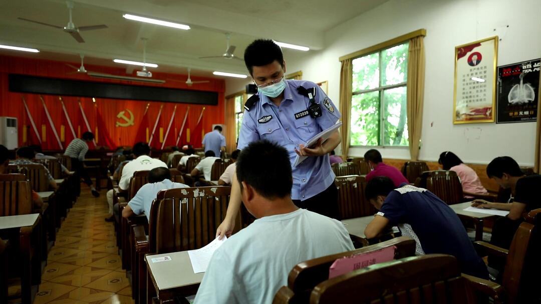 县交警大队：送考下乡  为民服务到“家”