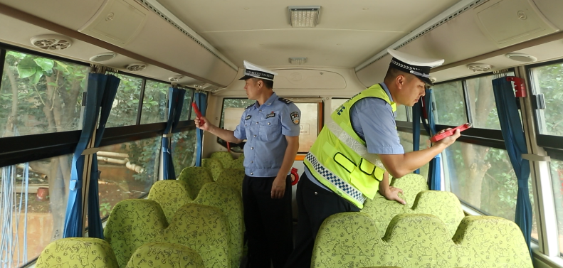县交警大队：深入开展“平安一号”行动 创优道路交通环境