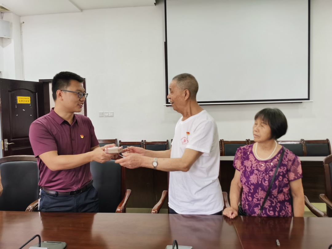 庆祝中国共产党成立100周年 84岁老党员交纳2万元“大额党费”感党恩