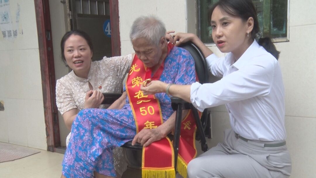 市县妇联为老党员颁发“光荣在党50年”纪念章