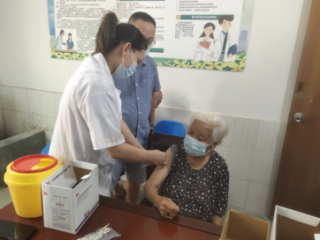 四里镇： 百岁老人接种新冠疫苗