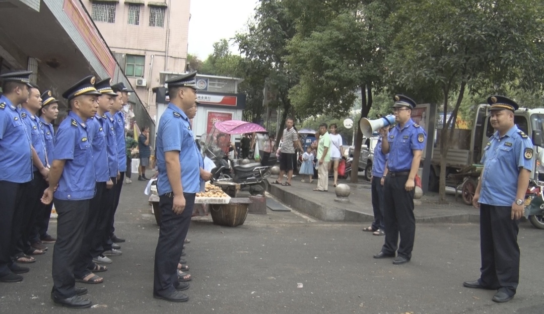 桂阳创文进行时：县城管部门集中整治一市场周边环境