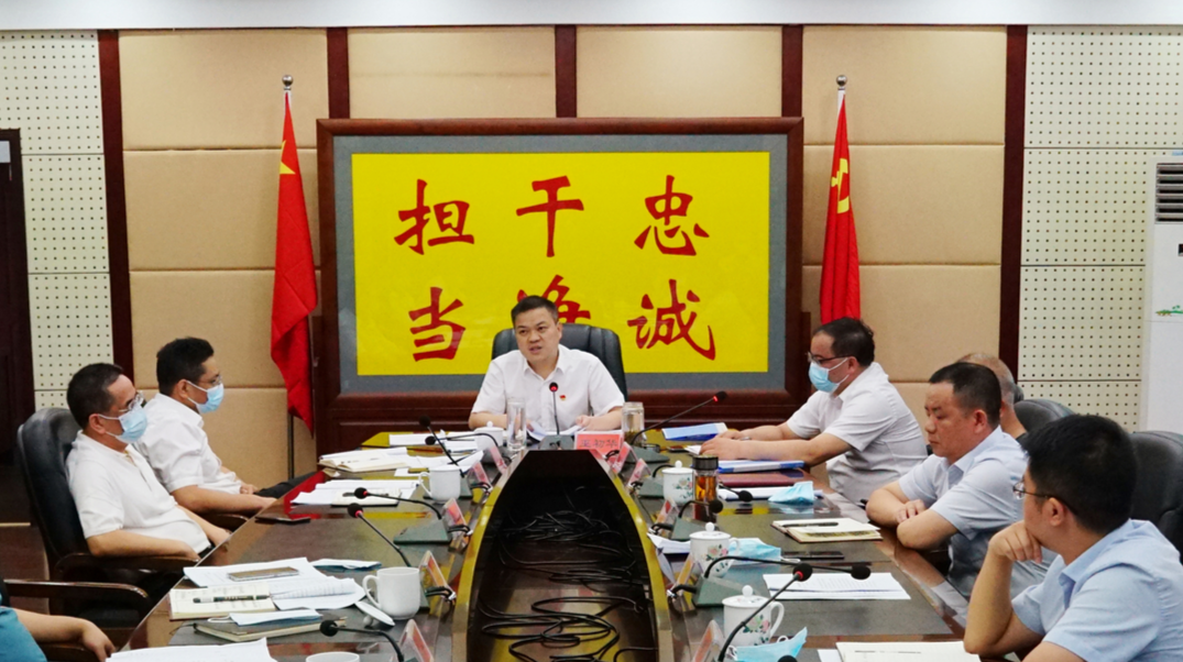 十三届县委理论学习中心组举行第二次集体学习  巫初华：紧扣“三个突出” 凝聚共促发展的强大合力