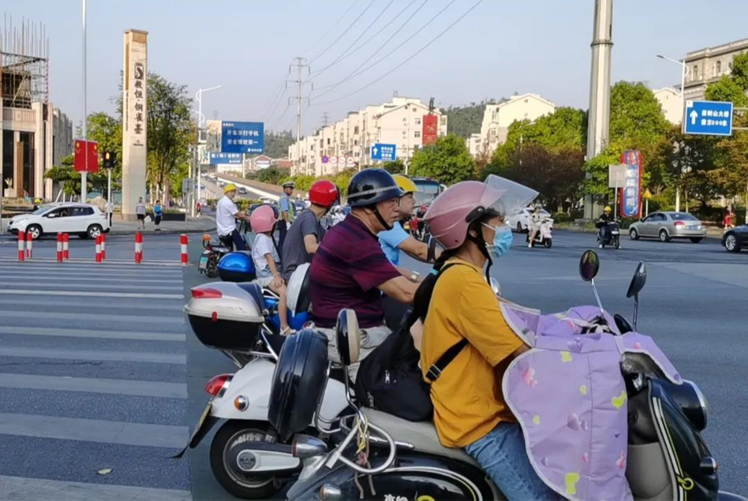 【戴帽工程】戴好头盔 平安出行 倡议书
