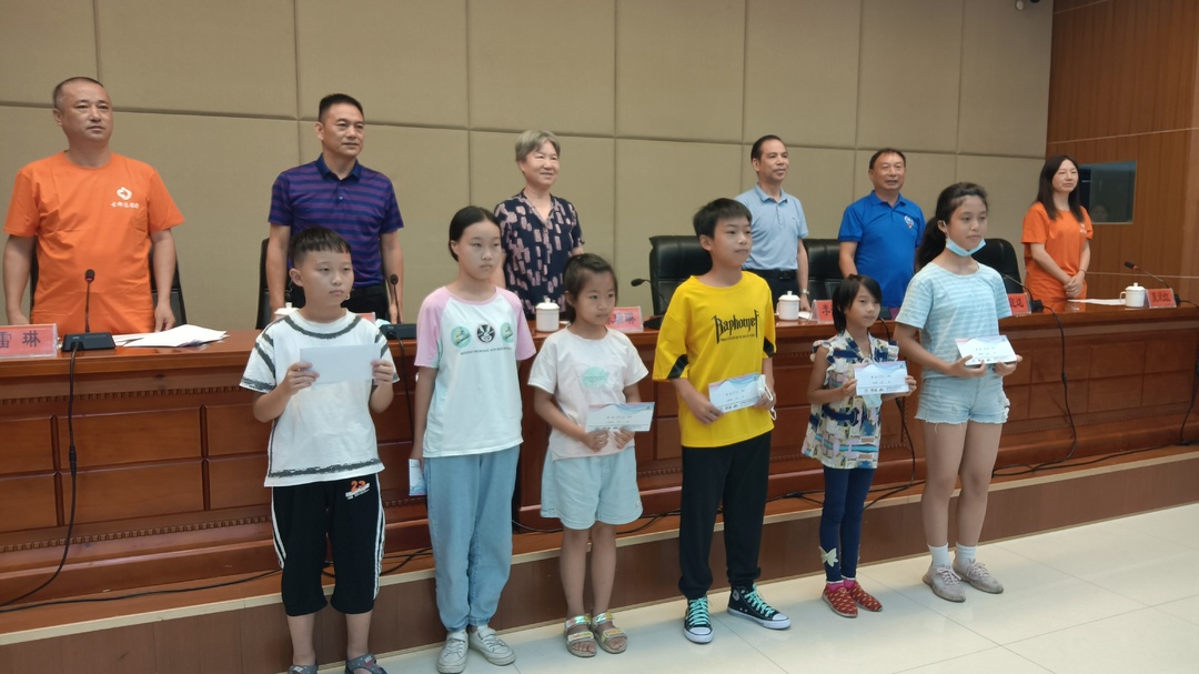 我县举行2021年度馨心公益助学金发放仪式