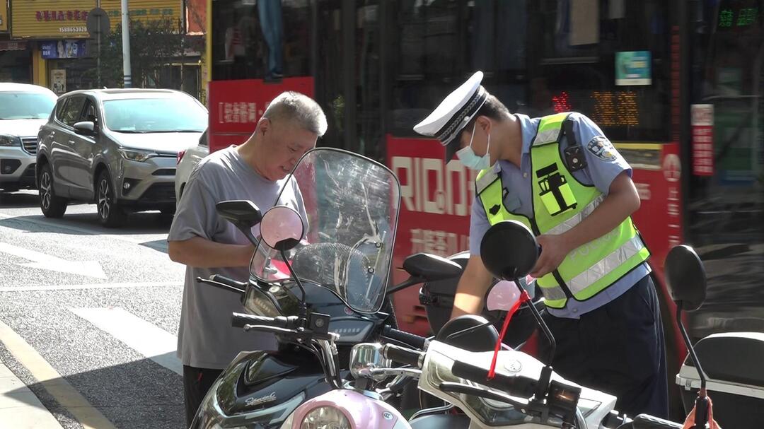 国庆我在岗 | 县交警大队：八成警力部署一线  全力保障群众畅通出行