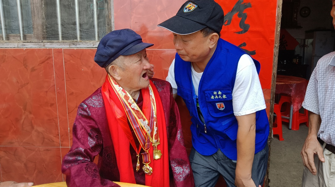 志愿者看望慰问抗美援朝老战士