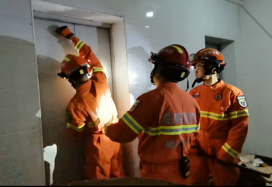 电梯故障1人被困 消防5分钟成功救援