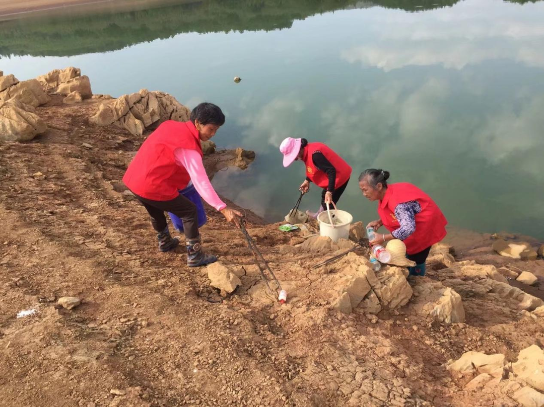 守护绿水青山  这群志愿者在河边捡垃圾