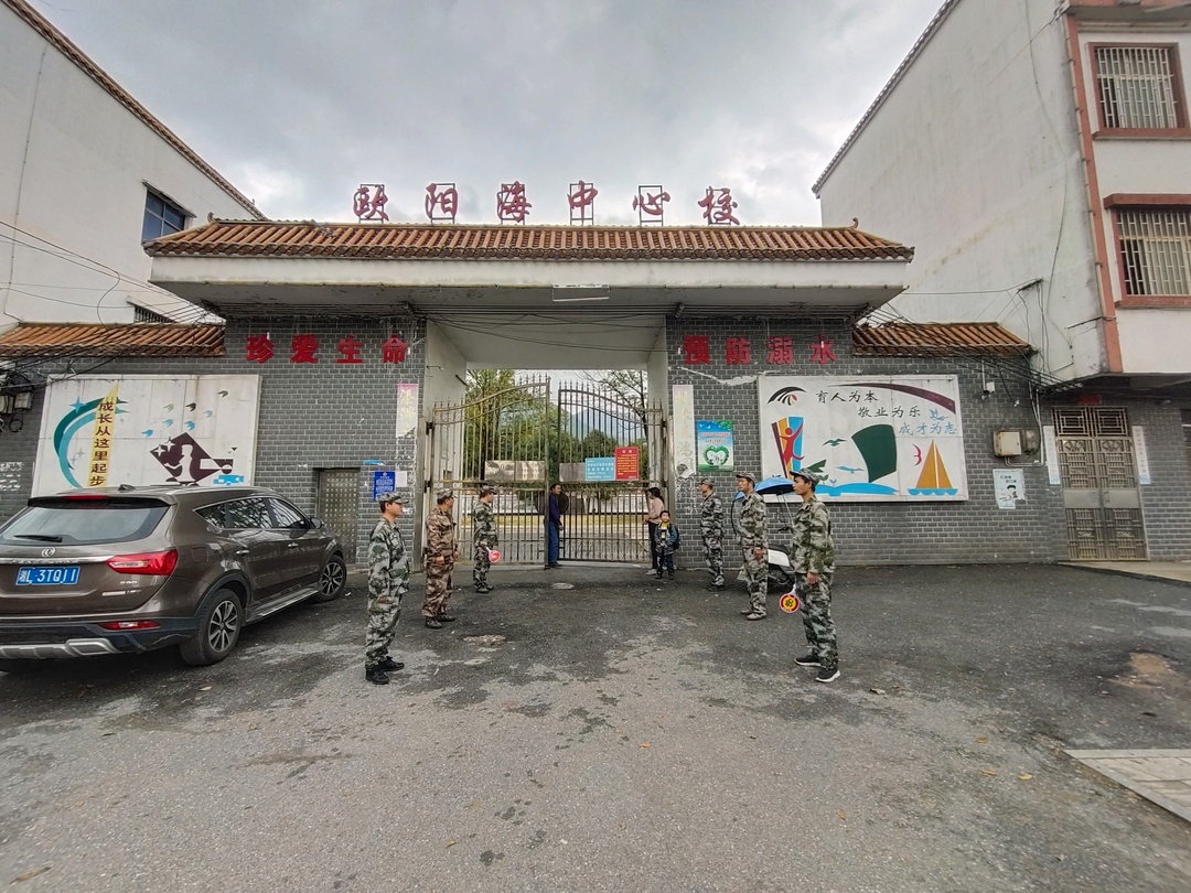 欧阳海镇：站好护学岗，当好先锋队,民兵志愿者在行动！