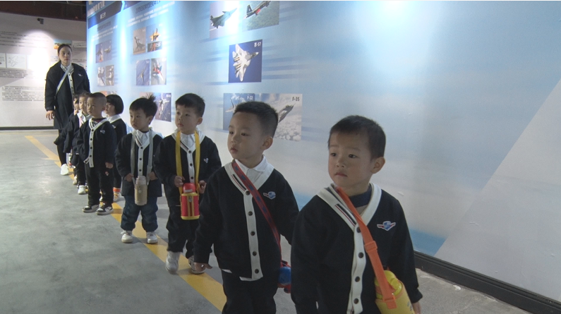 郴州比比酷国际幼儿园走进翔龙航空航天科普体验中心