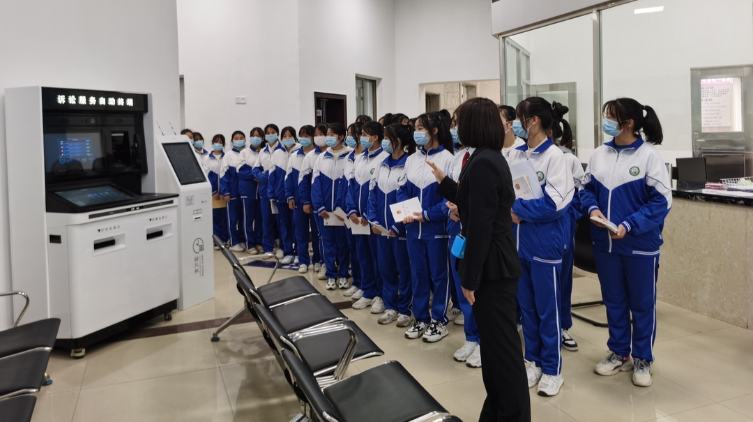 学生扮“法官” 迎接国家宪法日