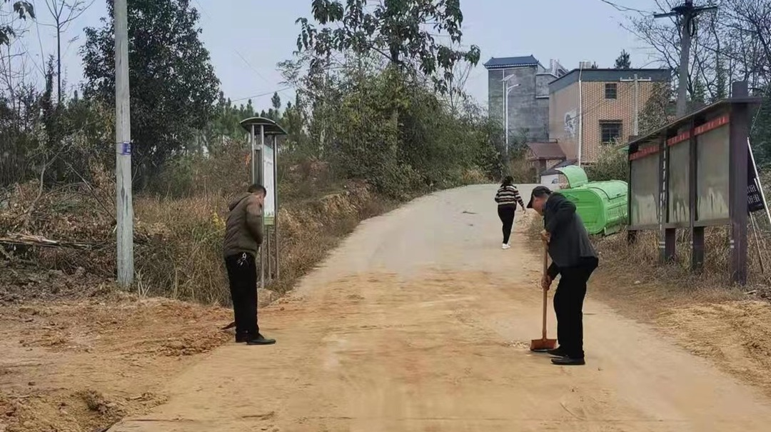 我为群众办实事 | 四里镇：党员志愿者清扫村路，优化农村人居环境