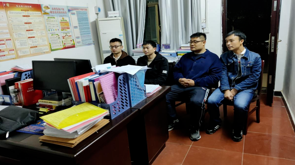 收看榜样事迹 感悟榜样力量