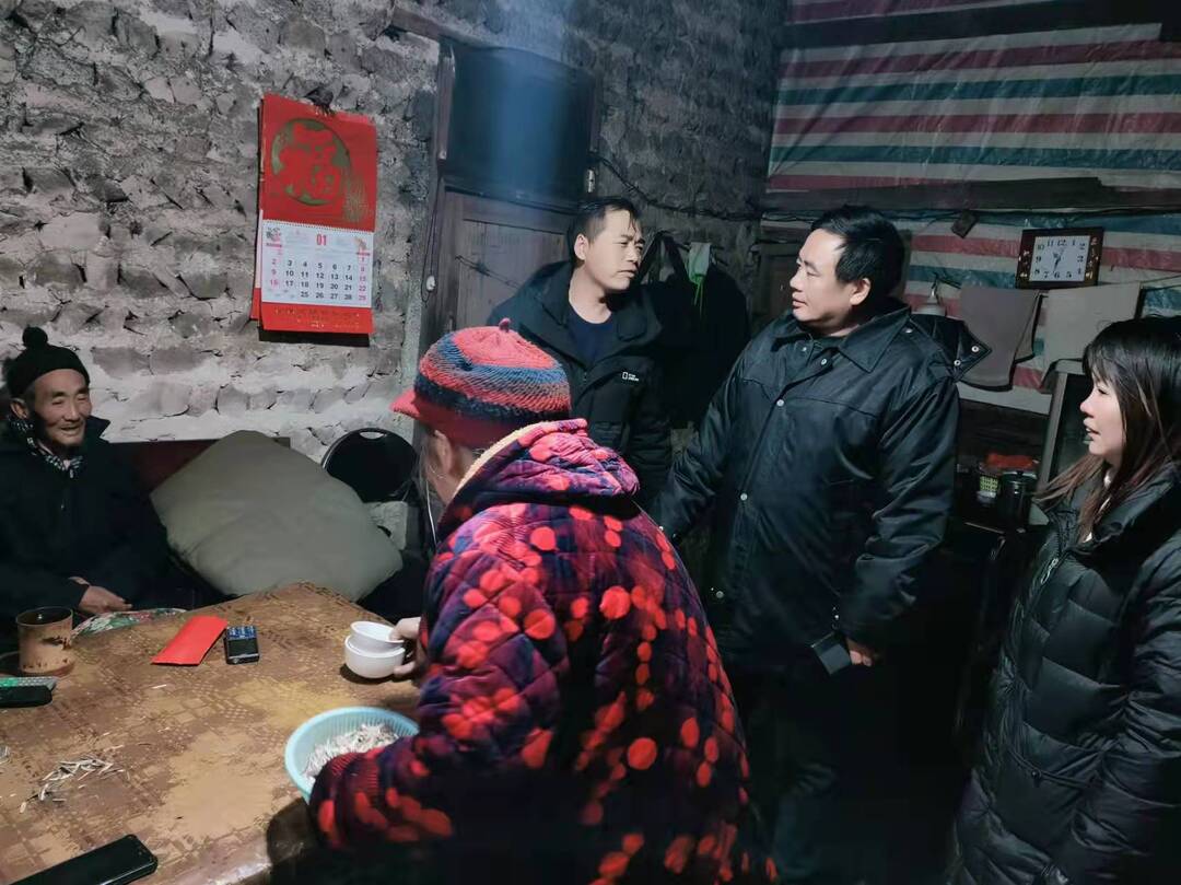 白水瑶族乡开展“敲门行动” 应对低温雨雪冰冻天气