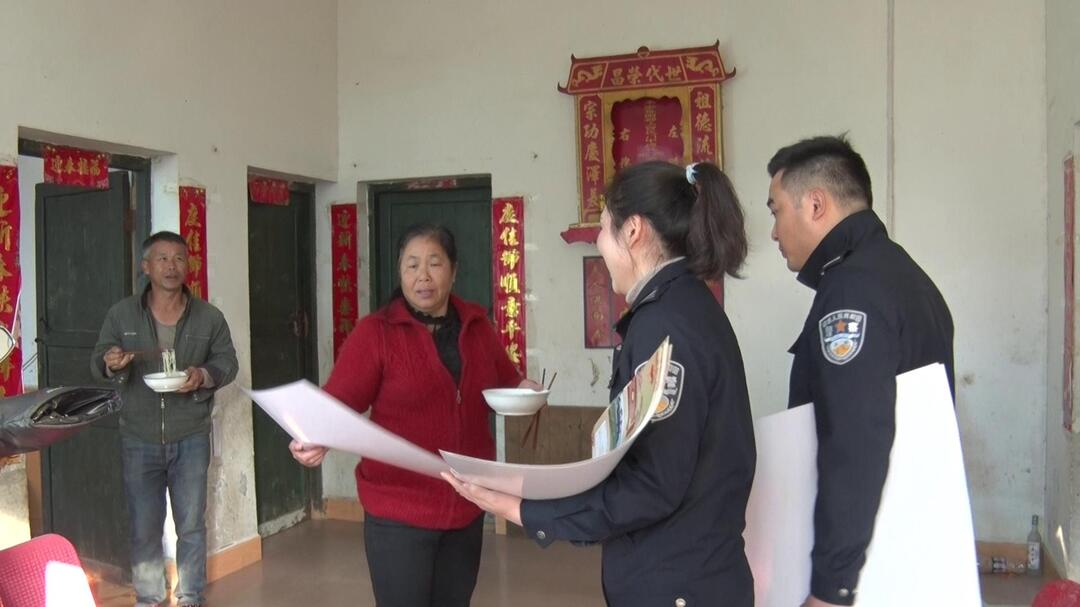 （12.27邓一审—刘定稿）县交警大队：让交通安全知识走进千家万户