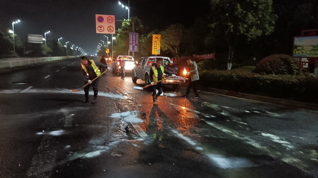 防范应对雨雪低温冰冻天气 我县市政公用设施维护服务中心深夜出动撒盐融冰