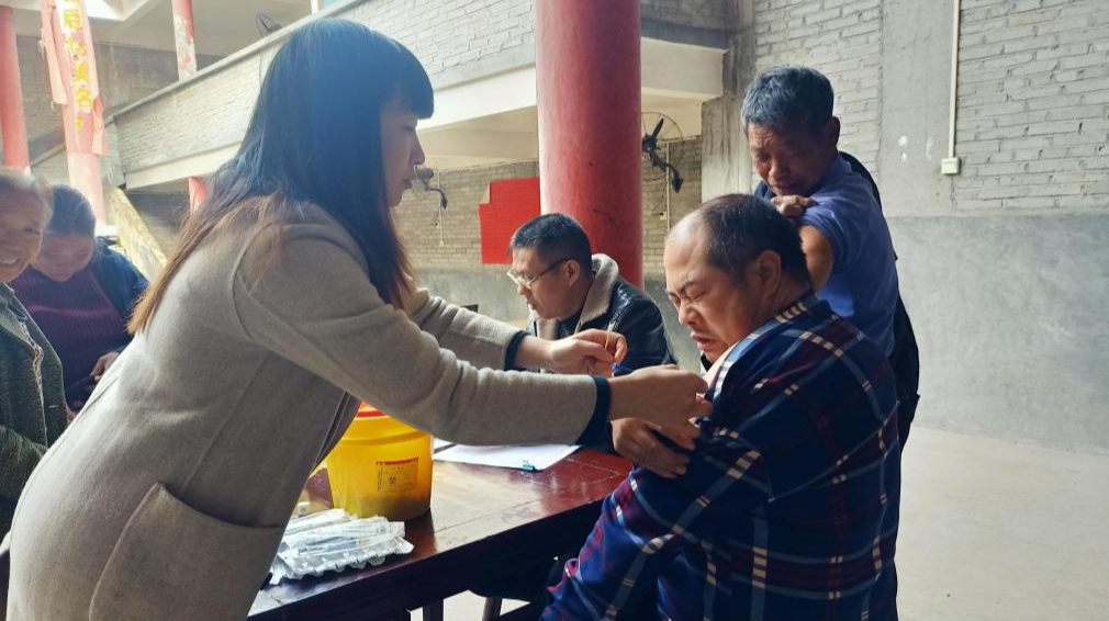 我为群众办实事丨桥市乡：新冠疫苗送上边远山区，流动接种暖人心