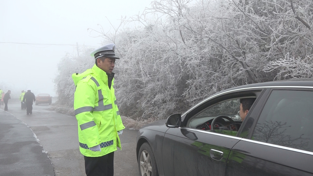 （12.28坤一审—刘定）防范应对低温雨雪冰冻天气：县交警大队全力保障低温雨雪冰冻天道路交通安全