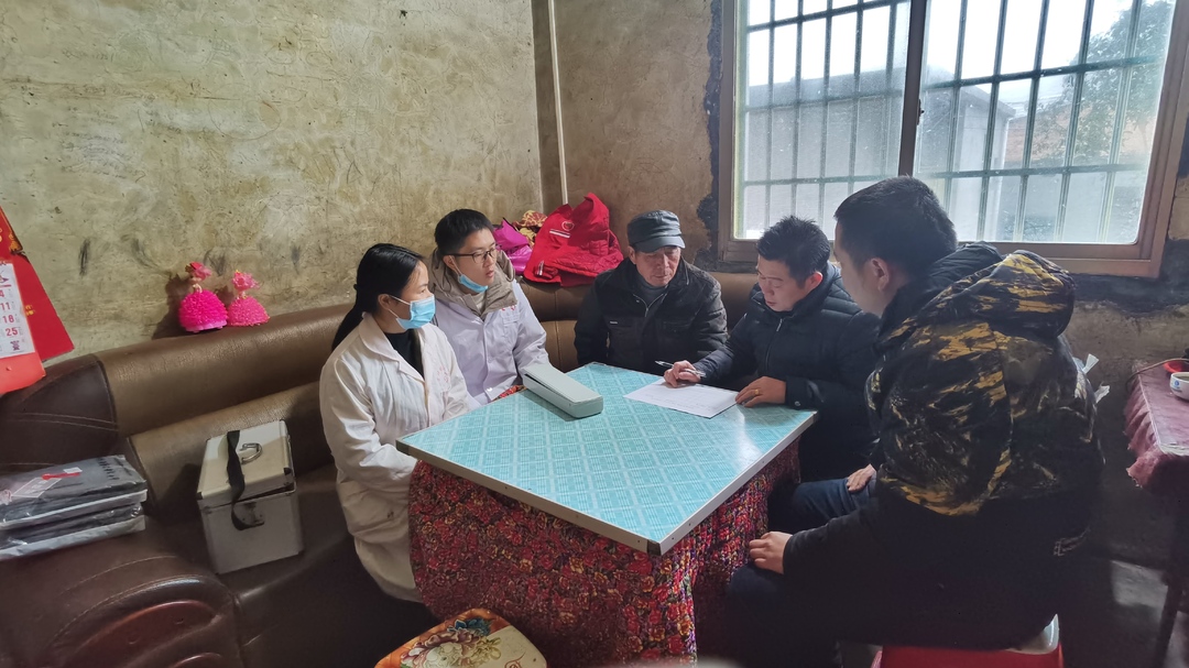 防范应对低温雨雪冰冻天气： 敲门行动护万家 让群众温暖过冬