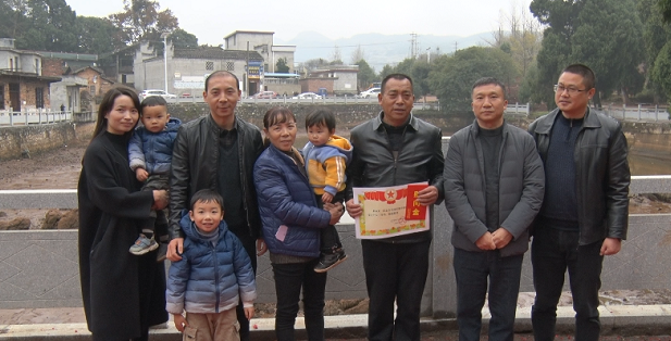 我县为荣立三等功现役军人送立功喜报