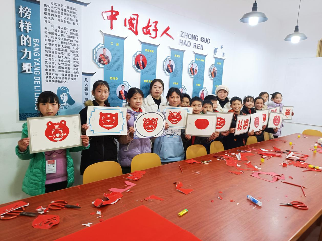 巧手迎新春 美育润心田：桥市乡开展  “迎虎年，趣味剪纸”活动