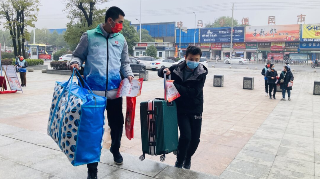 我县开展“情满旅途·暖冬行动”春运志愿服务活动