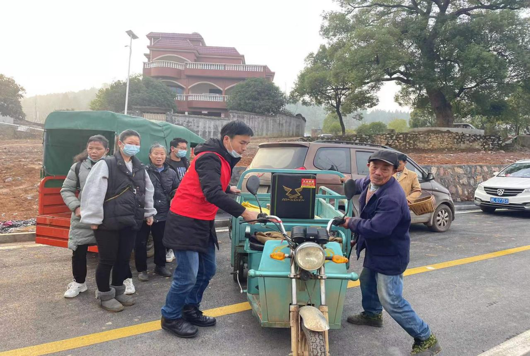 【我为群众办实事】 桂阳县雷坪镇开展交通安全劝导  干部职工秒变交通劝导员
