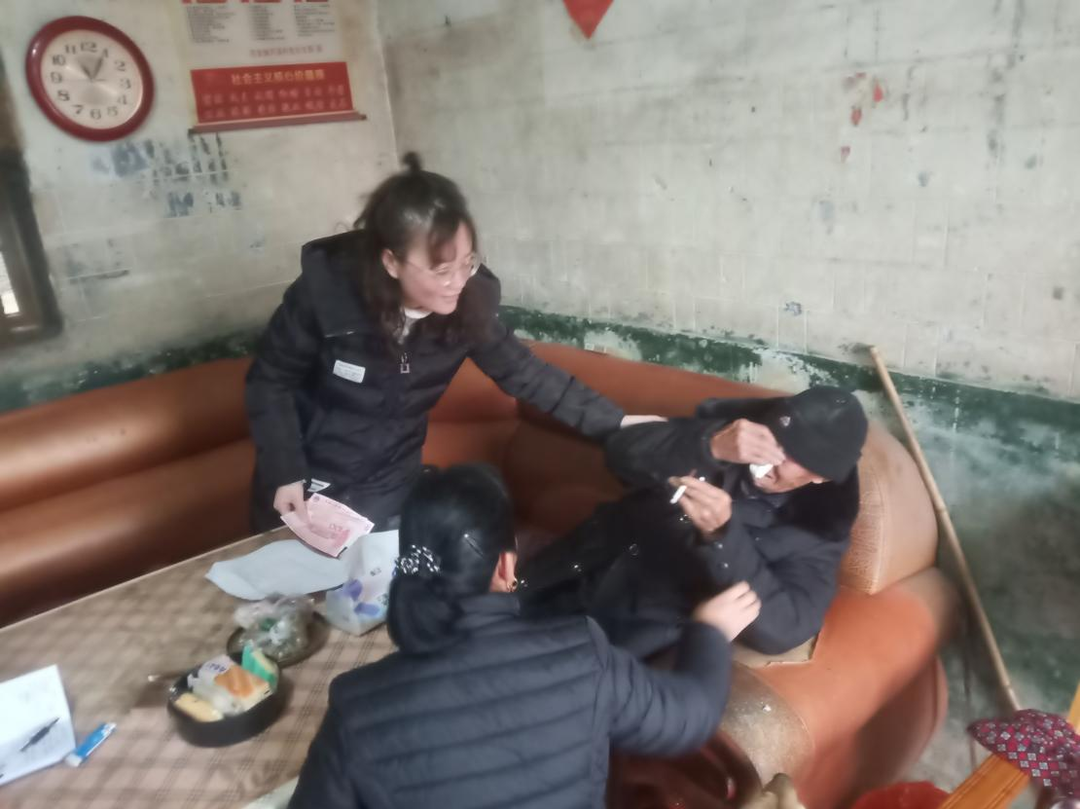 四里镇节前走访慰问困难党员群众
