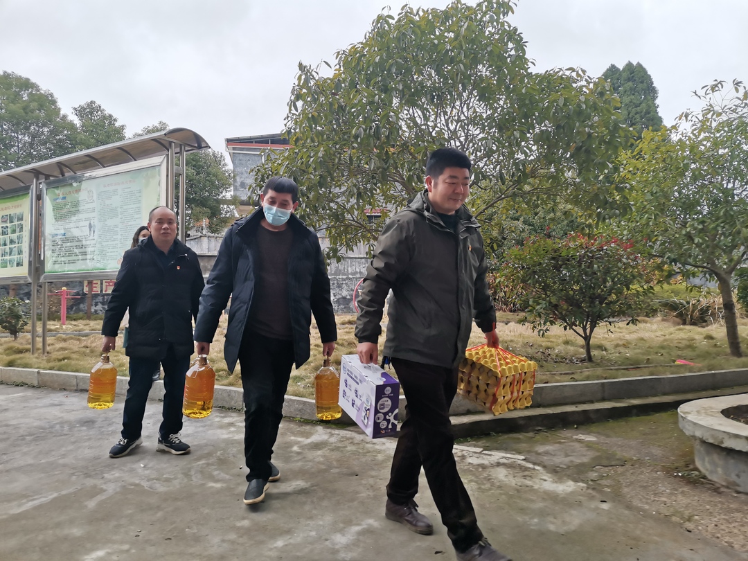 仁义烟草站关爱烟农  温暖过冬