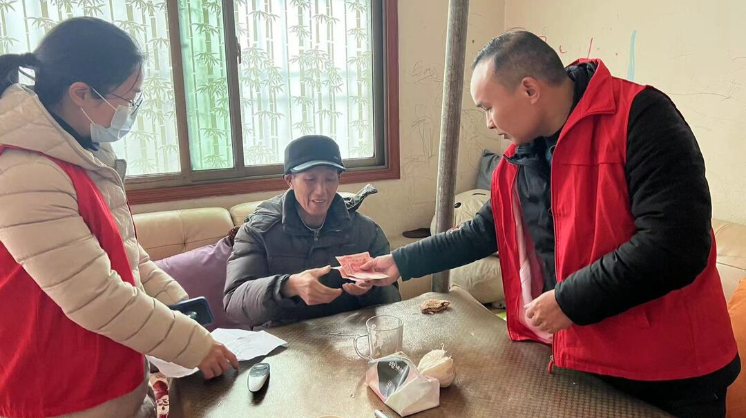 雷坪镇春节前走访慰问困难党员