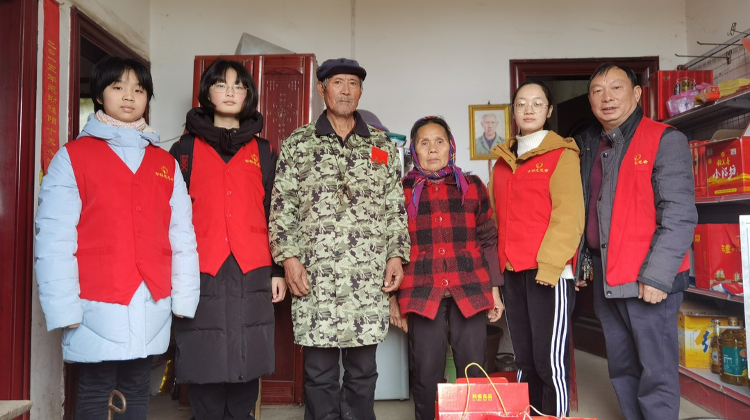 【新春走基层】志愿者给抗战老兵、行善者“拜年”