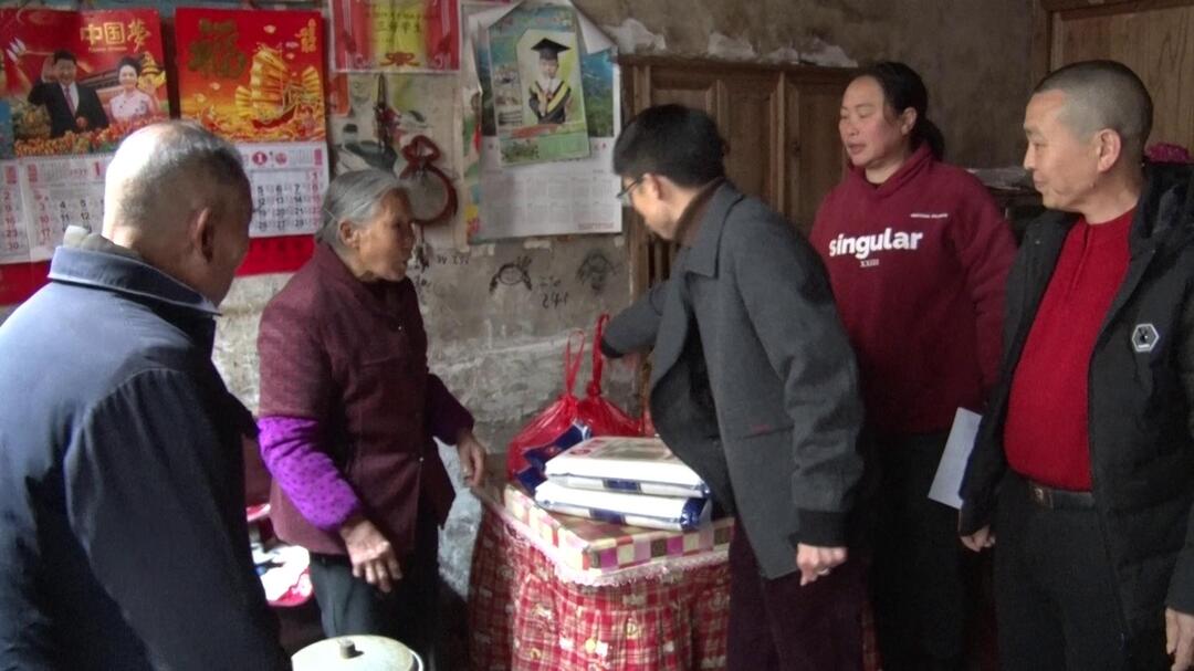 浩塘镇鲤鱼村青年志愿者慰问高龄老人