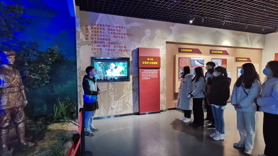 【新春走基层】红色旅游人气旺 大学生当讲解员