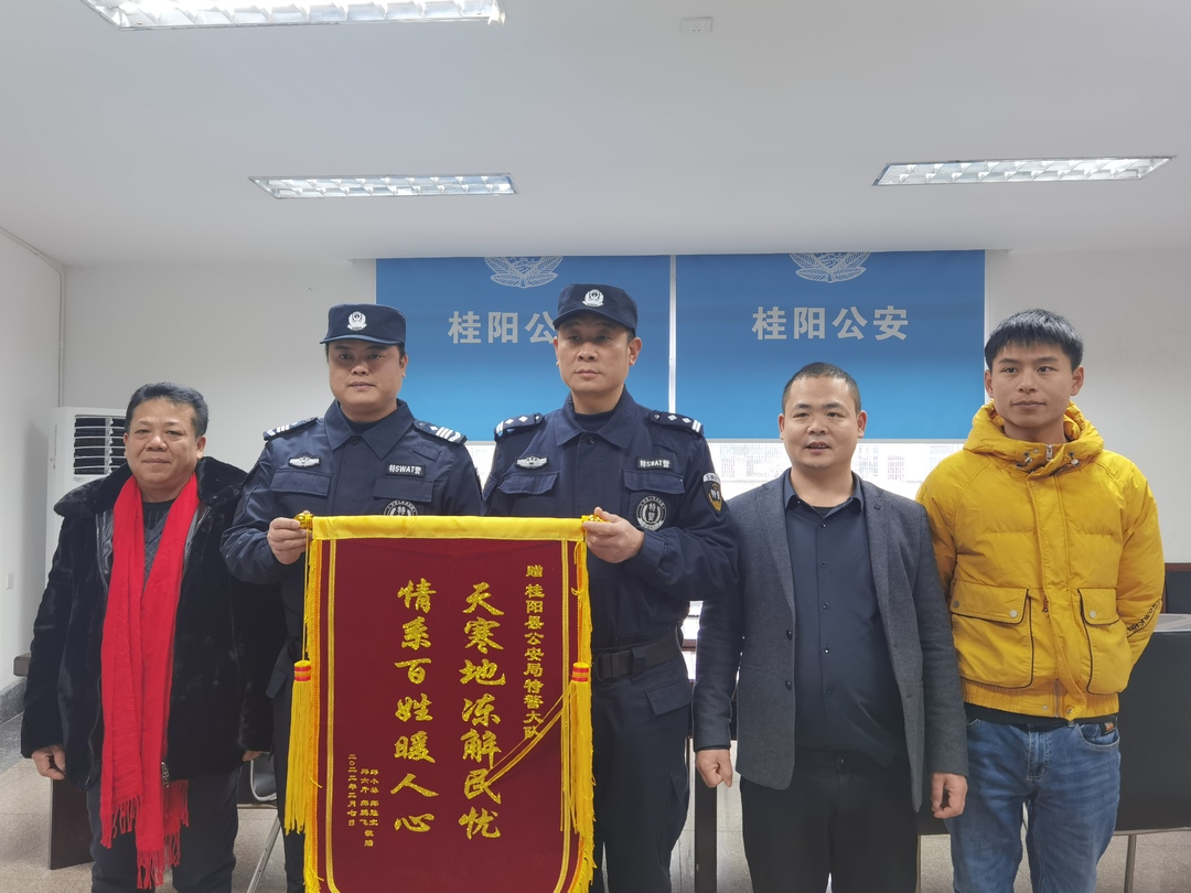 “惊牛”乱窜失控 特警制服保平安