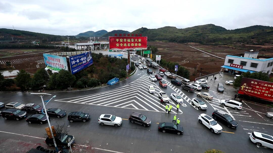 返程高峰来临  交警靠前指挥疏导交通