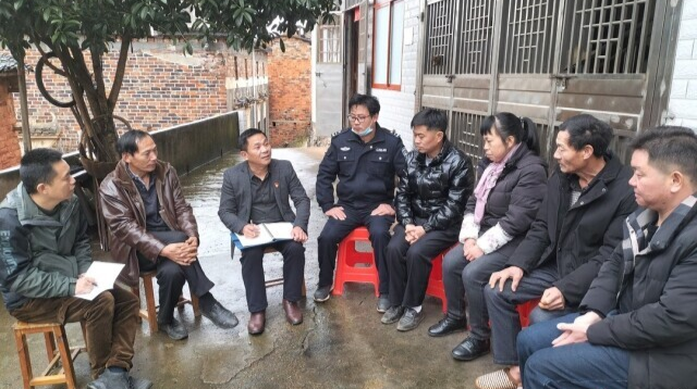 省人大代表、桂阳县和平镇副镇长邓尊利向党员干部群众宣讲省两会精神—— “让老百姓实实在在享受发展红利”