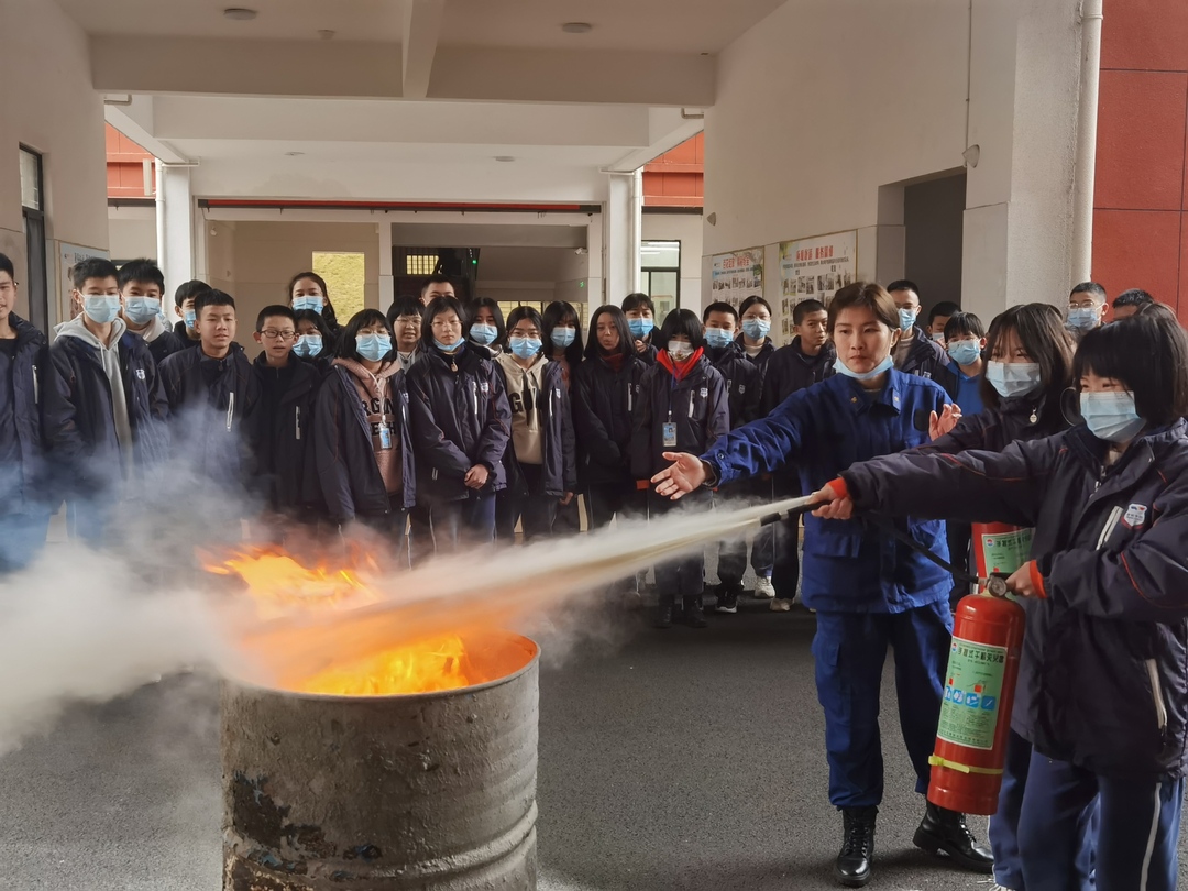 开学第一课送“平安” 手把手传授消防知识