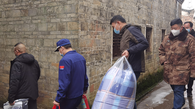 应对低温雨雪冰冻天气| “平安温暖”大礼包送到孤寡老人家中