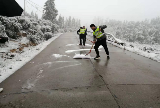 浴“雪”前行 桂阳县雷坪镇撒盐除冰保畅通