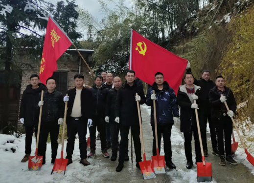 莲塘镇党员带头共奋战  扫雪除冰保安全