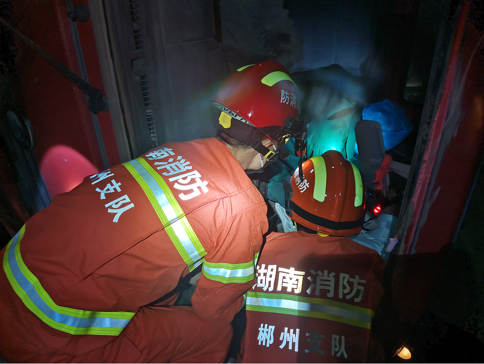 两车相撞一人被困 消防成功救援