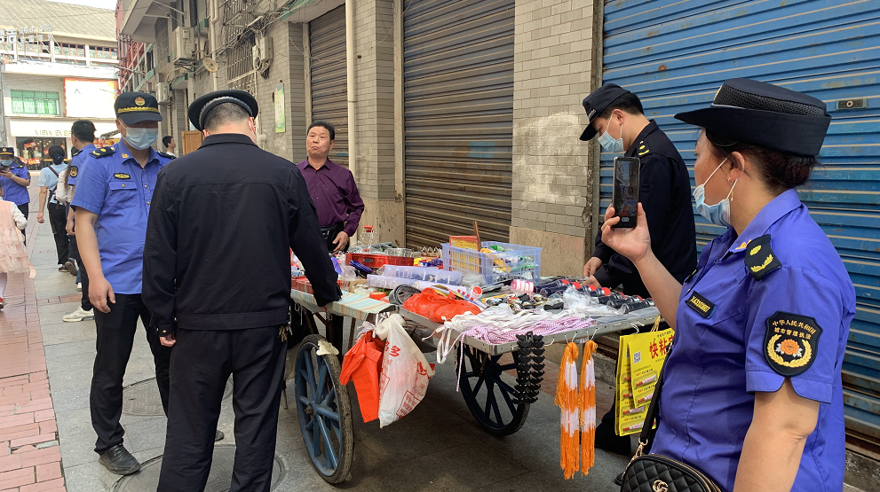 桂阳创文在行动|县城管局开展商业步行街专项执法行动