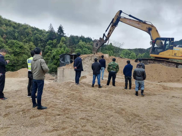桥市乡主动衔接联合执法拆除非法采砂场
