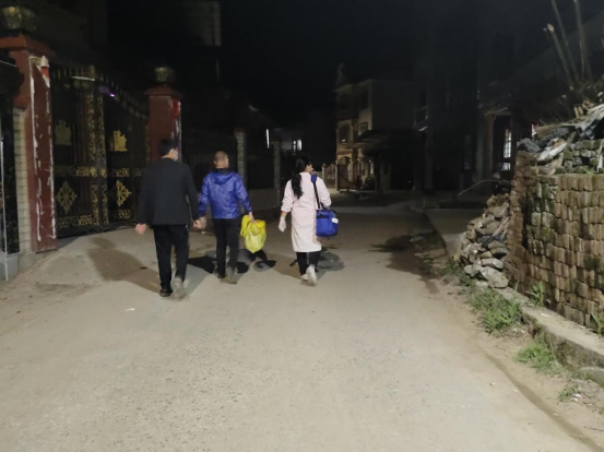 【疫情防控 塘市在行动】  塘市镇：夜间服务敲门送，农忙接种两不误