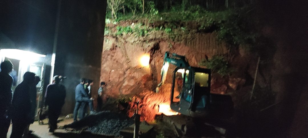 持续降雨致山体滑坡  镇村干部合力抢险