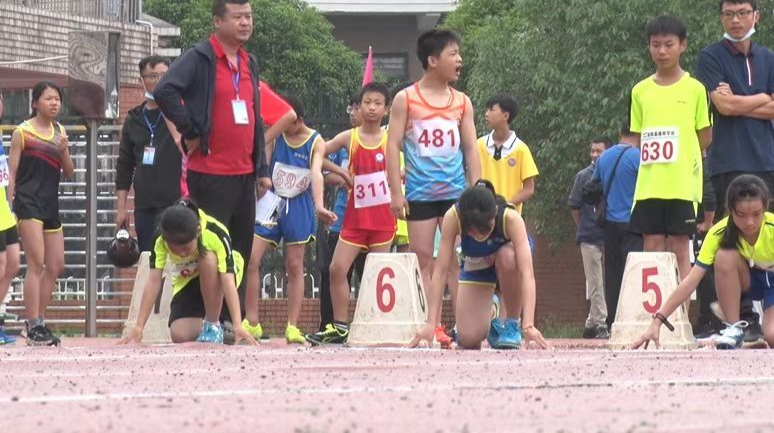 我县举行第十六届中小学生运动会