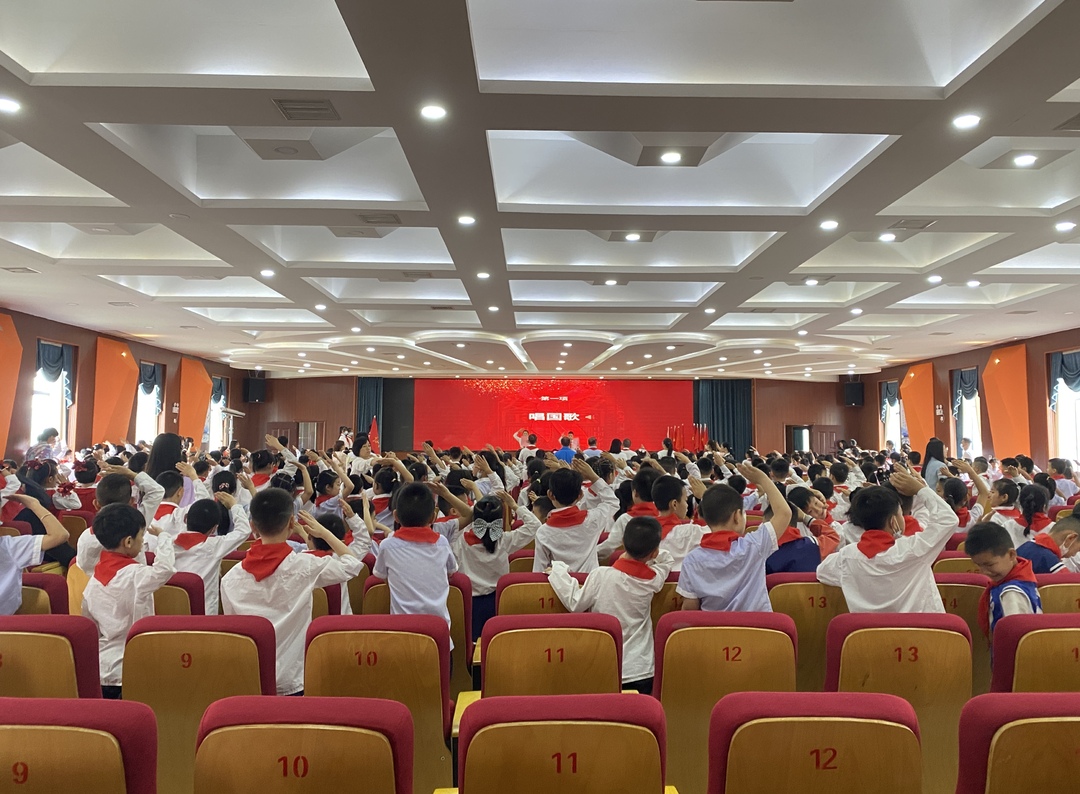 朝阳学校欢庆“六一” 举行少先队员新队员入队仪式暨文艺汇演